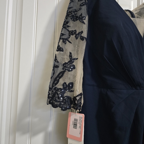 Trumpet/Mermaid V Neck - Picture 7 of 15